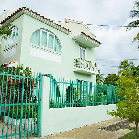 Numero Uno Beach Apartments Сан-Хуан Экстерьер фото