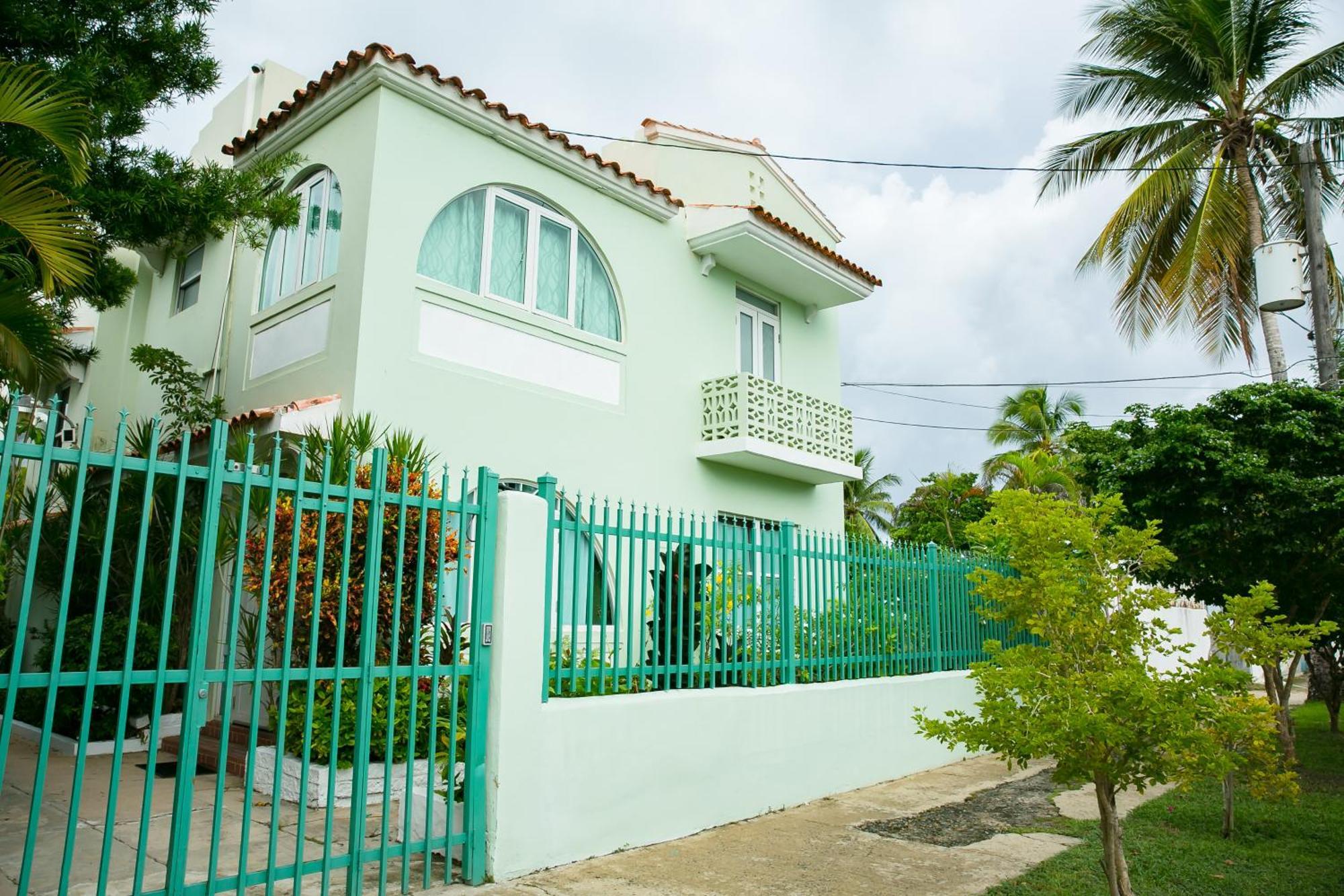 Numero Uno Beach Apartments Сан-Хуан Экстерьер фото